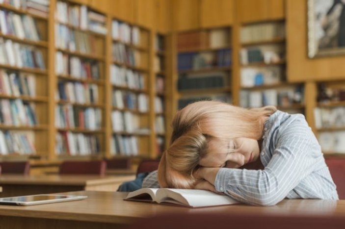 Kitap okurken neden uykumuz gelir
