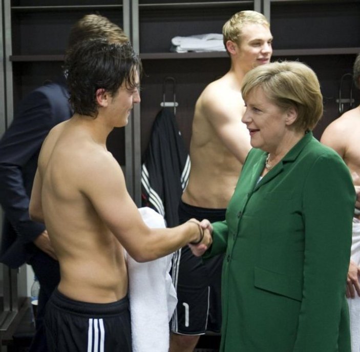 Merkel, Mesut'un milli takımı bırakmasını yorumladı