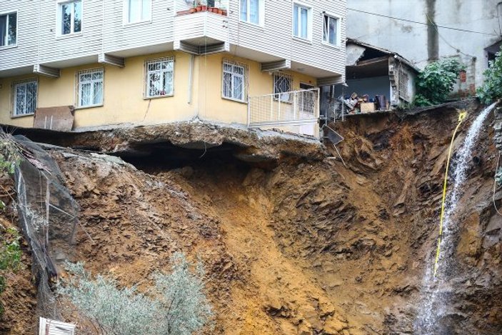 Beyoğlu'nda toprak kayması sonucu bina çöktü