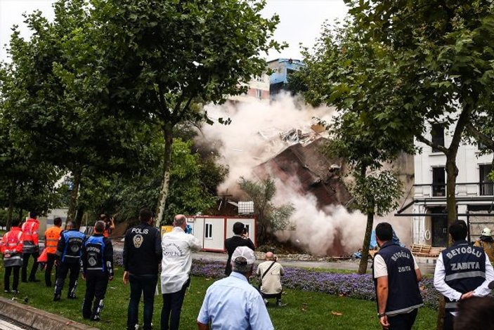 Beyoğlu'nda toprak kayması sonucu bina çöktü