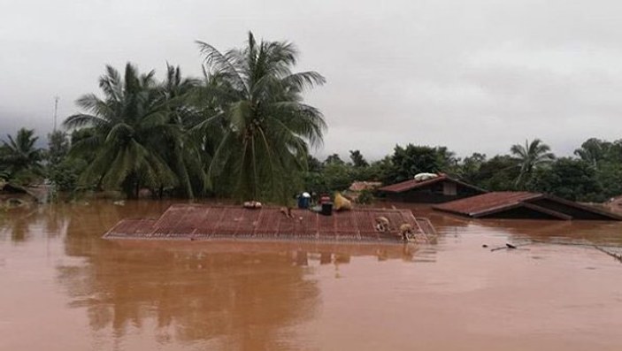 Laos'ta baraj çöktü