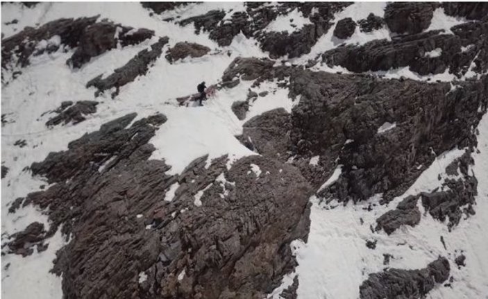 Dünyanın en zorlu dağından kaymayı başaran dağcı