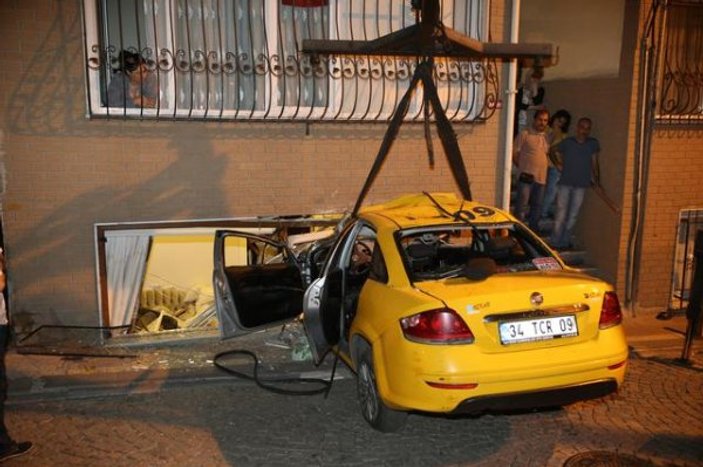 Beşiktaş’ta taksi evin yatak odasına girdi: 2 yaralı