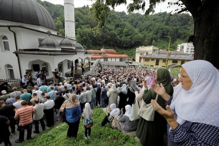 Srebrenitsa'nın sembol annesi toprağa verildi