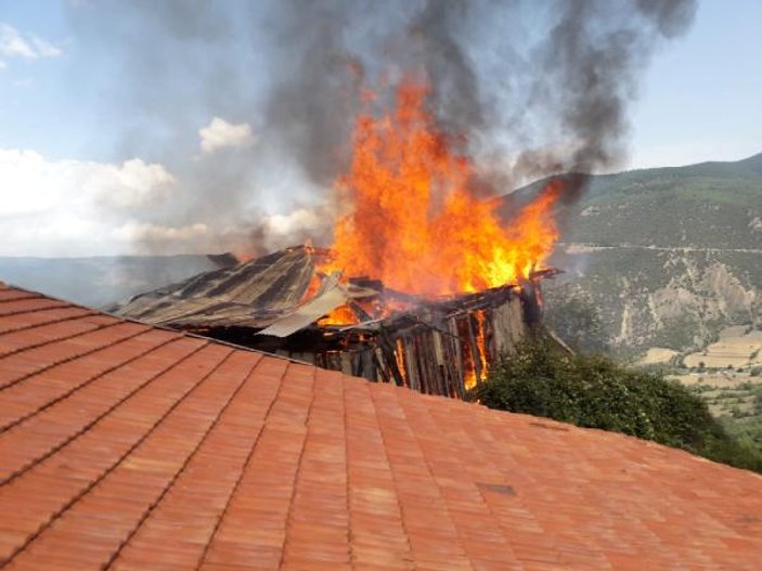 Karabük'te 2 katlı ahşap ev yangında yok oldu