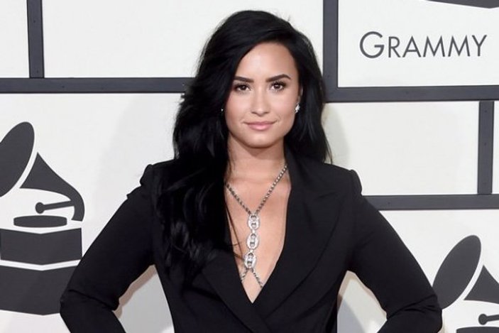 Ünlü şarkıcı Lovato aşırı dozdan hastaneye kaldırıldı