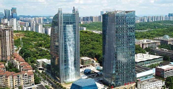 Çin'de 108 metrelik yapay şelalesi olan gökdelen yapıldı