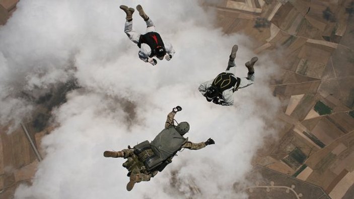 Bordo berelilerin paraşüt eğitiminden görüntüler