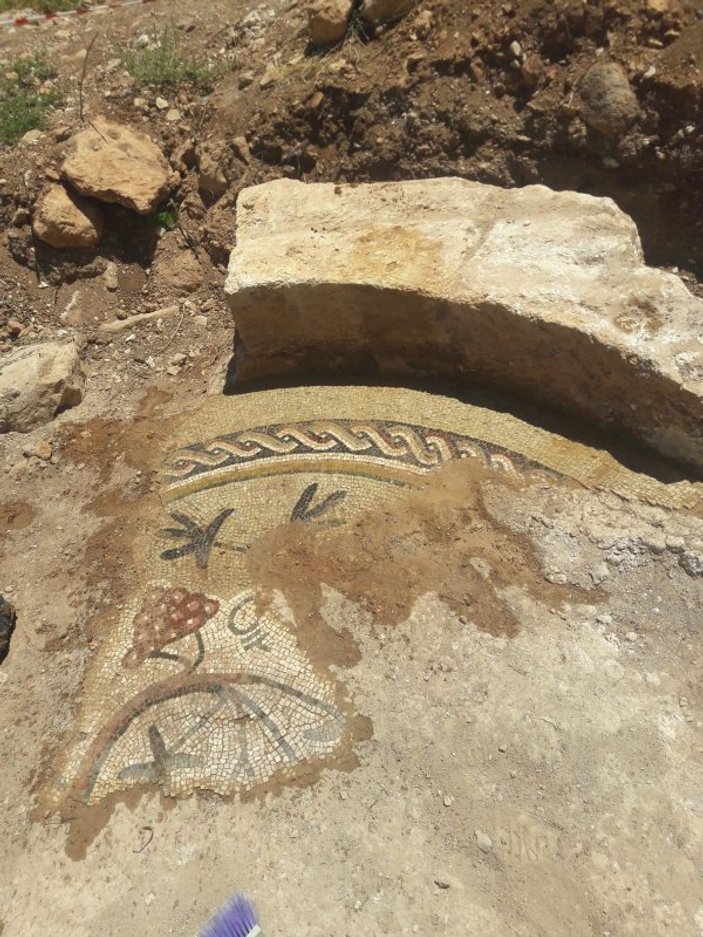 Kaçak kazı sonucu ortaya tarihi mozaik çıktı