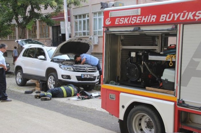 Motora sıkışan yavru kedi kurtarıldı