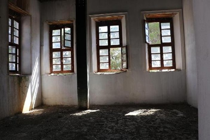 Kula'da 175 yıllık okul binası harap halde