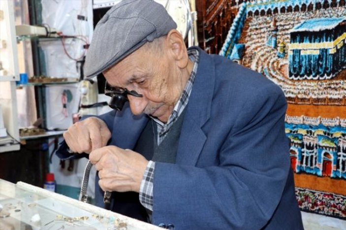 60 yıldır aynı heyecanla saat tamirciliği yapıyor