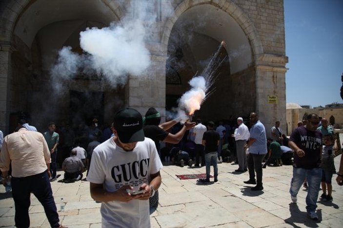 İsrail polisi cuma namazından çıkanlara saldırdı