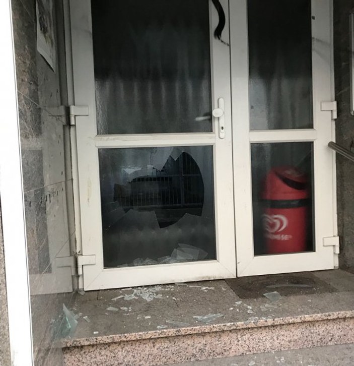 Irkçılar Köln'de camiye saldırdı
