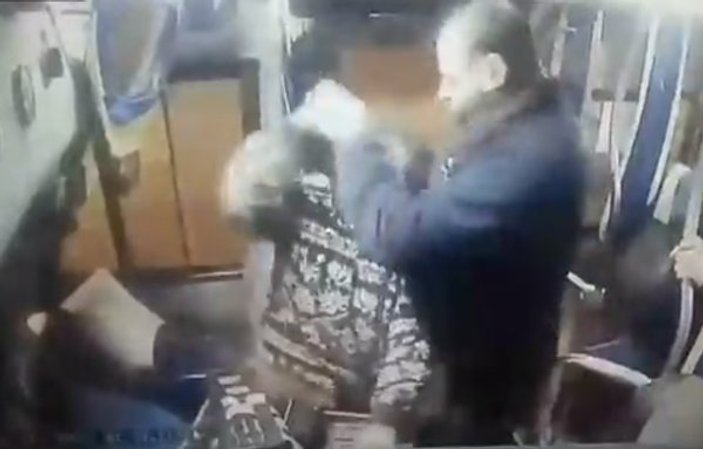 Şili'de otobüs şoförü suçüstü yakaladığı hırsızı dövdü
