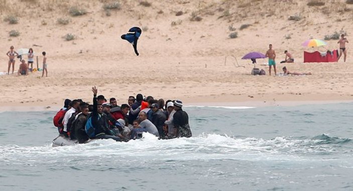 İspanya plajlarına ulaşan göçmenler