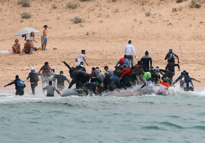 İspanya plajlarına ulaşan göçmenler