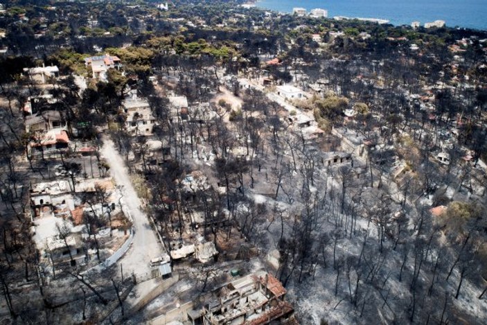 Alevlerin arasında kalan Yunan dehşeti kaydetti