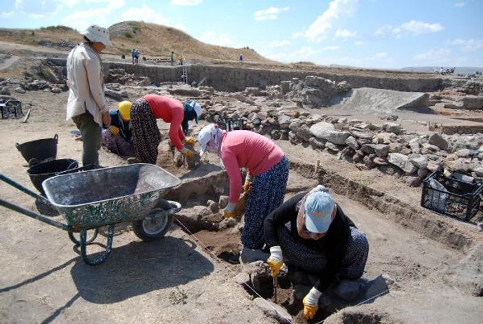 Kayseri'de kadınlar tarihi kazı çalışmalarında yer aldı
