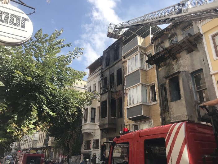 İstanbul Fatih'te 4 katlı bina yandı
