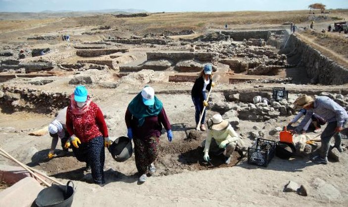 Kayseri'de kadınlar tarihi kazı çalışmalarında yer aldı