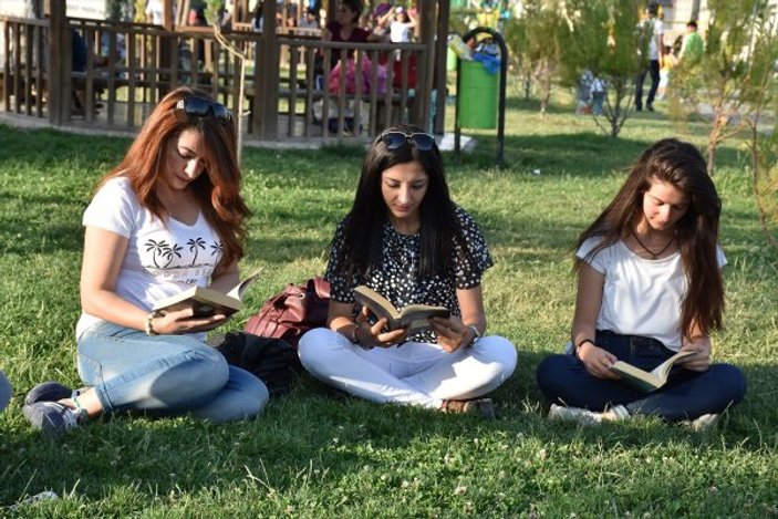 Yüksekovalı gençler parkta kitap okudu