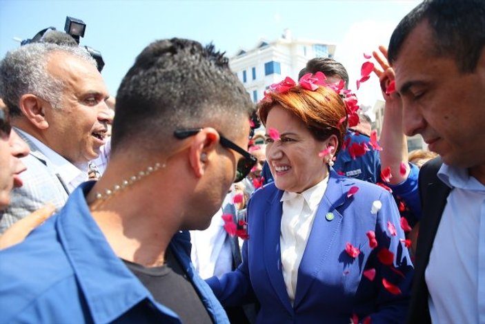 İP'liler Meral Akşener'i gül dökerek karşıladı