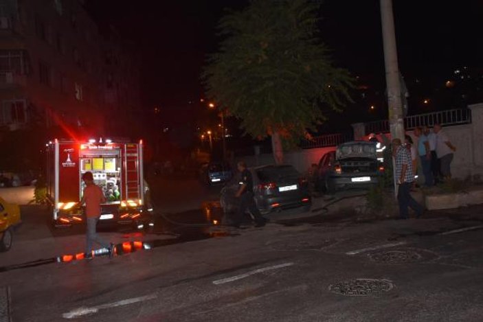 İzmir'de kaza yapan otomobil alev aldı: 3 yaralı