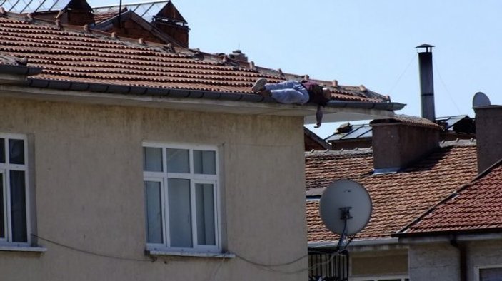 Çatıda uyurken düşen adam hayatını kaybetti