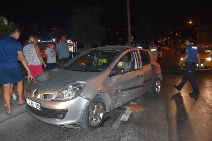 İzmir'de kaza yapan otomobil alev aldı: 3 yaralı