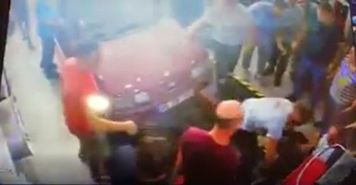 İzmir'de acemi sürücü fren yerine gaza bastı