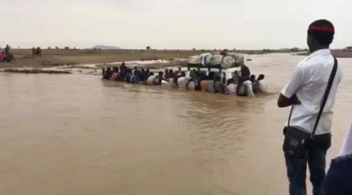 Sudanlılar yağmur ve sellerle mücadele ediyor