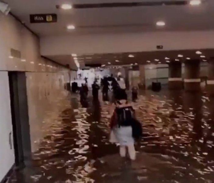 İsveç'te metroyu su bastı