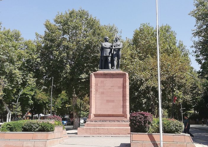 Malatya'da Atatürk heykeline şort giydirilsin talebi