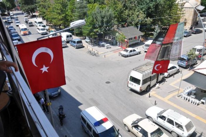 Karaman'da yazmalı Türk bayrağı indirildi