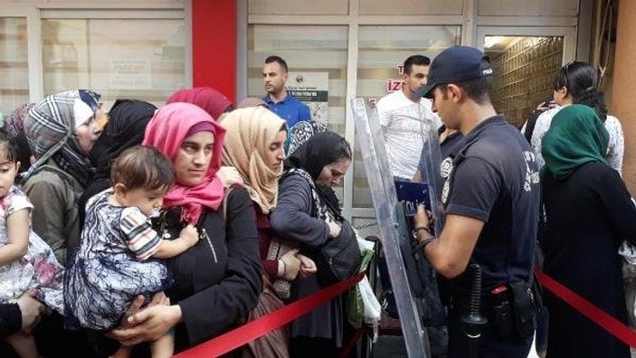 Sığınmacılar Konak'ta izdiham çıkardı