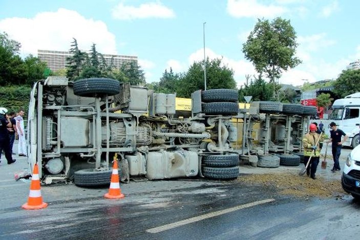 Beşiktaş'ta hafriyat yüklü kamyon devrildi