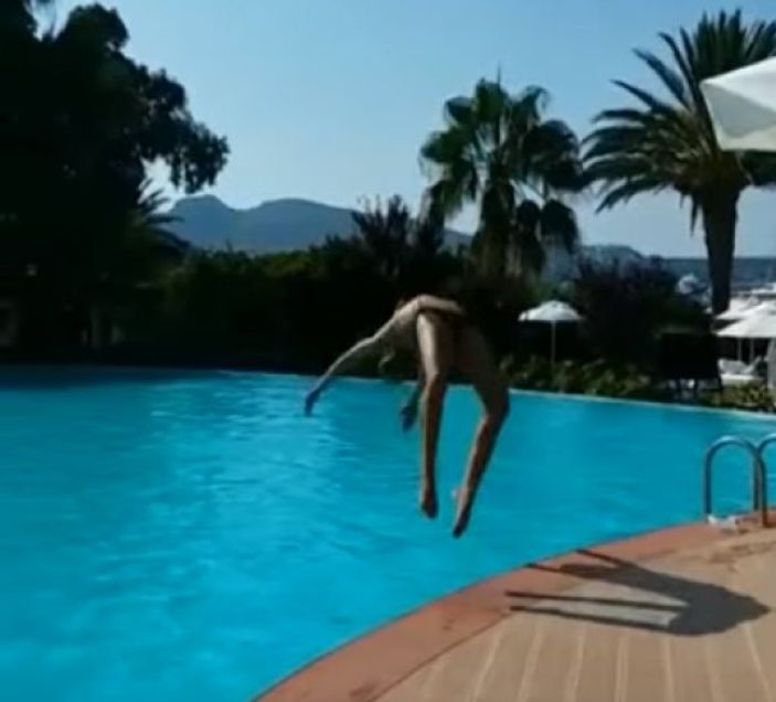 Çağla Şıkel’den ters balıklama atlayış