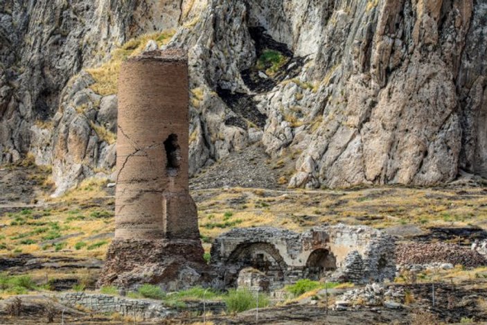 2 bin 700 yıllık kale ziyaretçilerini büyülüyor