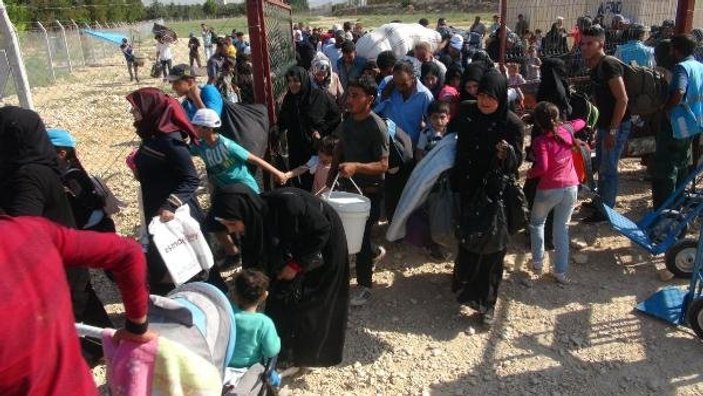 Suriyelilerin bayram ziyareti geçişinde izdiham