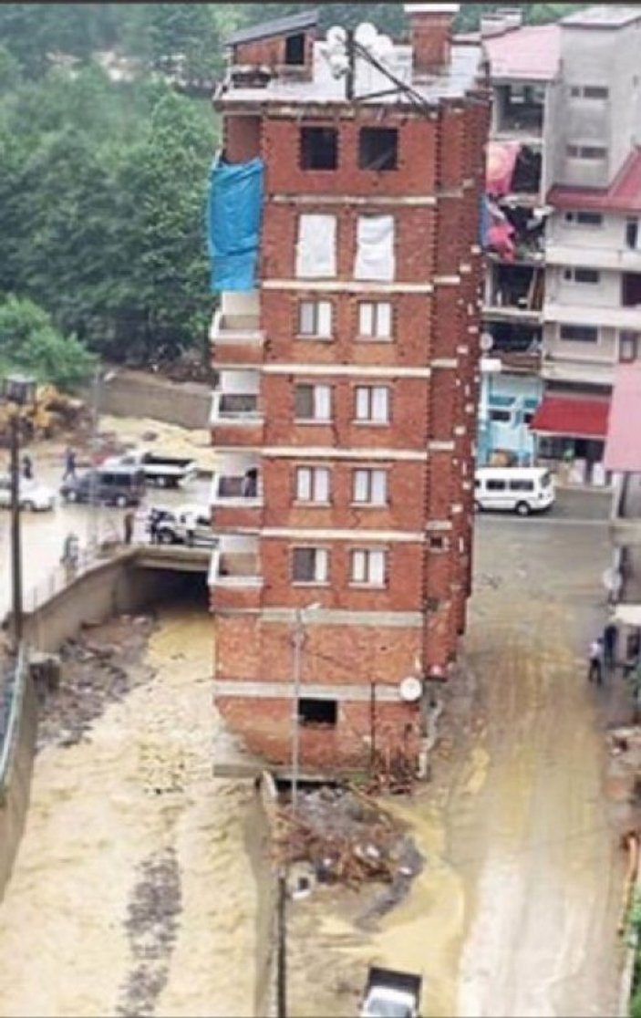 Rize'de sel felaketi sonrası dere yatağındaki bina boşaltıldı