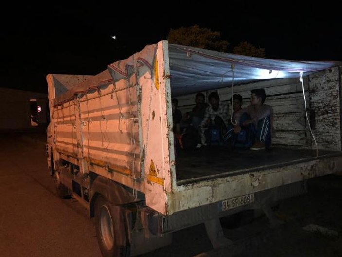 Mültecilerin kamyon kasasındaki umut yolculuğu