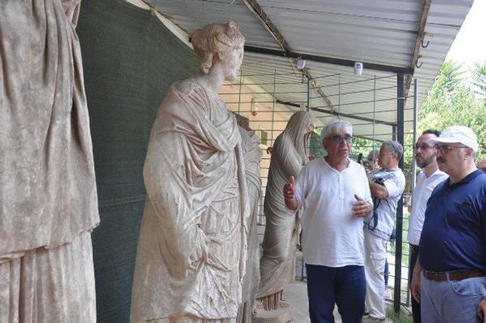 Magnesia Antik Kenti'nde 2 bin yıllık 6 heykel bulundu