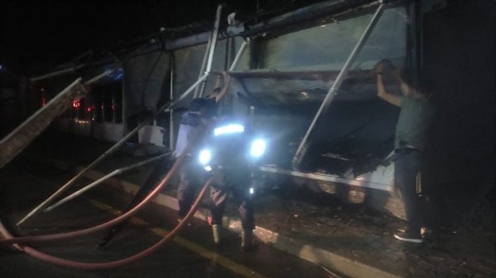 Hakkari'de esnaflara ait 4 baraka yandı