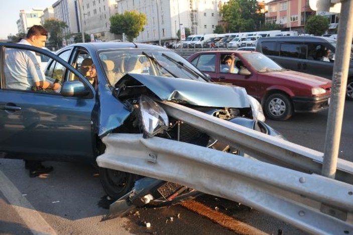 Bakırköy'de otomobil bariyerlere çarptı
