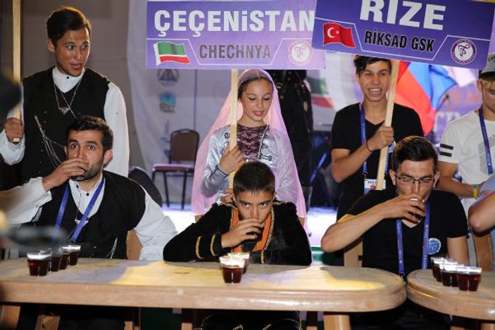 En hızlı çay içme yarışmasını Türkiye kazandı