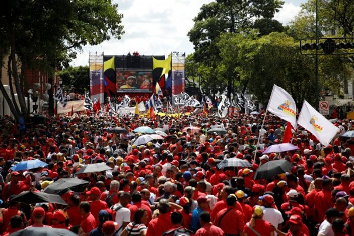 Venezuela'da Maduro destekçileri sokaklara döküldü