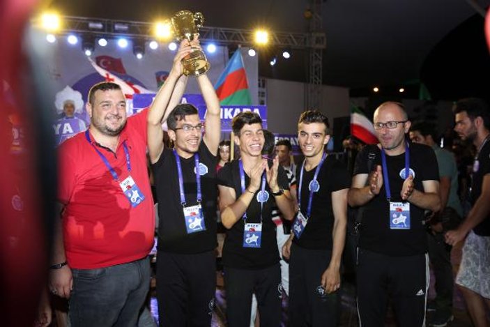 En hızlı çay içme yarışmasını Türkiye kazandı