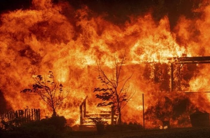 California tarihin en büyük yangınlarıyla mücadele ediyor