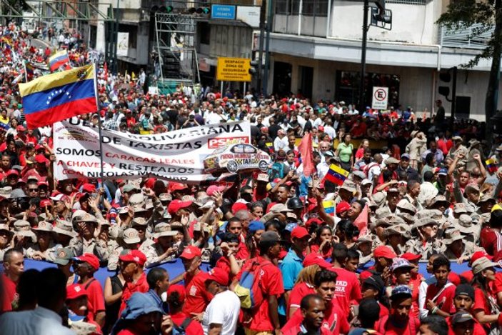 Venezuela'da Maduro destekçileri sokaklara döküldü